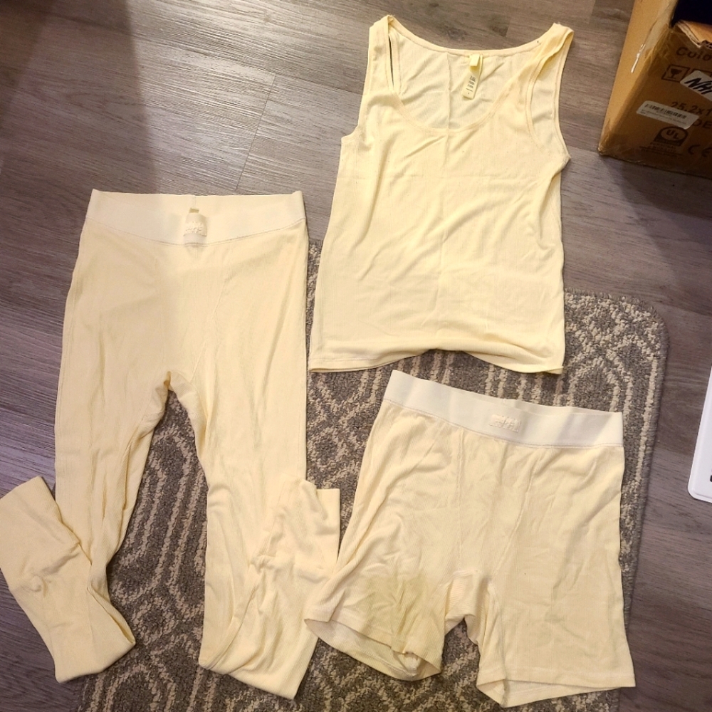 RARE SKIMS SET  💛